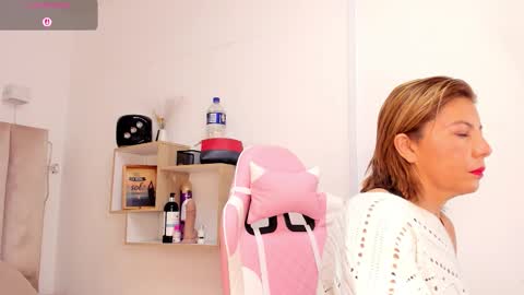 clhoe_johnson_ online show from 10/06/25, 11:51