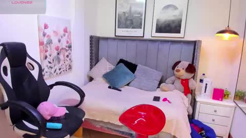 clhoe_johnson_ online show from 11/08/25, 12:27