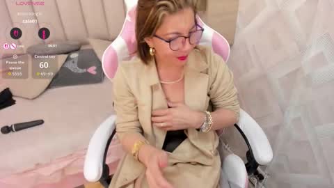 clhoe_johnson_ online show from 12/20/25, 12:45