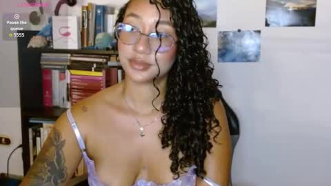 Snapshot of clitia_xx chatting on 11/06/25, 12:33 Clitia online show from 11/06/25, 12:33