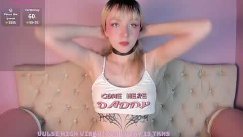 Snapshot of cloe_five chatting on 01/08/25, 09:23 CLOE online show from 01/08/25, 09:23