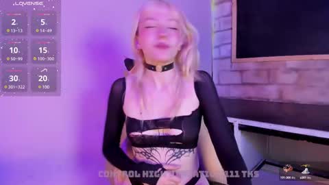 Snapshot of cloe_five chatting on 03/10/25, 08:34 CLOE online show from 03/10/25, 08:34