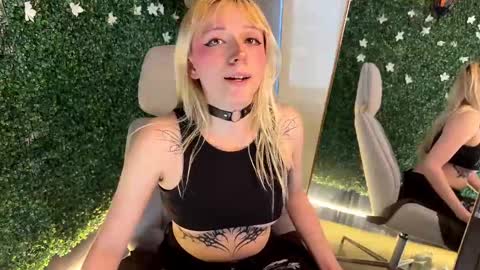 Snapshot of cloe_five chatting on 09/17/25, 06:42 CLOE online show from 09/17/25, 06:42