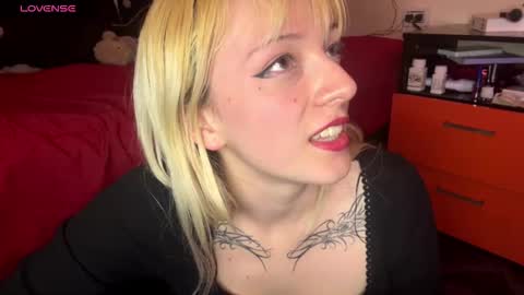 Snapshot of cloe_five chatting on 10/17/25, 12:25 CLOE online show from 10/17/25, 12:25