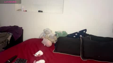 Snapshot of cloe_five chatting on 10/20/25, 09:26 CLOE online show from 10/20/25, 09:26