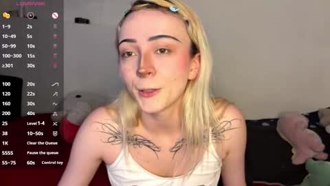 Snapshot of cloe_five chatting on 10/24/25, 07:54 CLOE online show from 10/24/25, 07:54