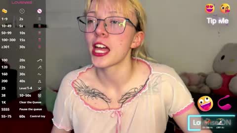 Snapshot of cloe_five chatting on 10/27/25, 11:41 CLOE online show from 10/27/25, 11:41