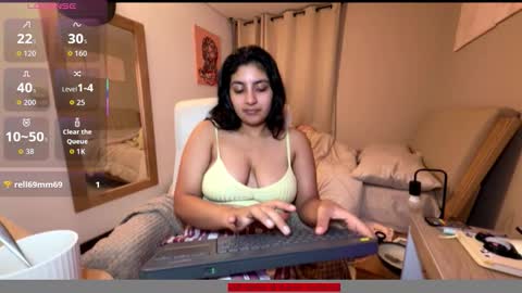 cloe small online show from 10/13/25, 04:34