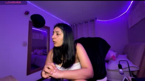 cloe small online show from 11/04/25, 02:43