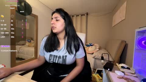 cloe small online show from 11/26/25, 12:44