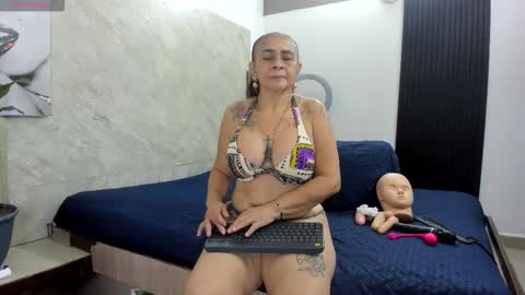 Snapshot of cloee_rabbyt chatting on 11/27/25, 11:23 CLOE online show from 11/27/25, 11:23