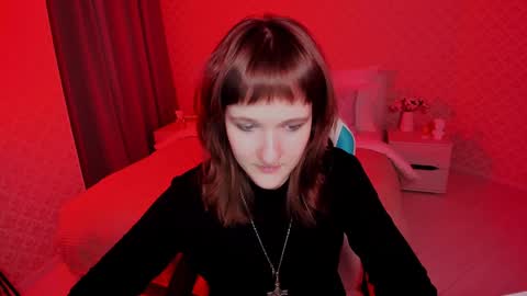 Snapshot of clover_red chatting on 12/15/24, 06:59 Clover follow me online show from 12/15/24, 06:59