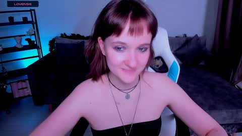 Snapshot of clover_red chatting on 12/28/24, 06:29 Clover follow me online show from 12/28/24, 06:29