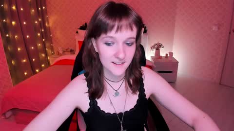 Snapshot of clover_red chatting on 12/29/24, 05:33 Clover follow me online show from 12/29/24, 05:33
