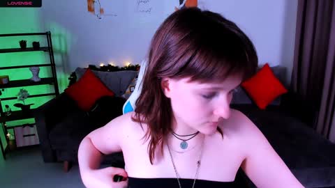 Snapshot of clover_red chatting on 01/18/25, 06:53 Clover follow me online show from 01/18/25, 06:53