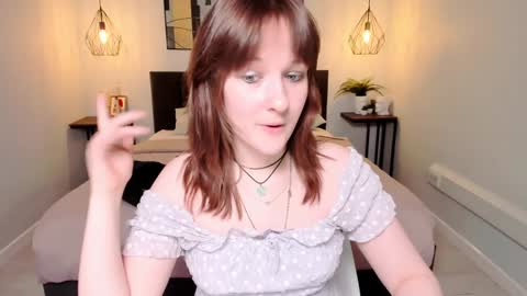 Snapshot of clover_red chatting on 02/05/25, 09:57 Clover follow me online show from 02/05/25, 09:57