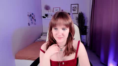 Snapshot of clover_red chatting on 02/06/25, 05:19 Clover follow me online show from 02/06/25, 05:19