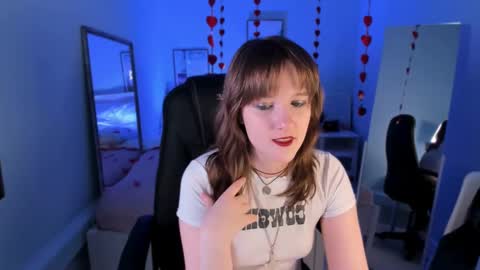 Snapshot of clover_red chatting on 02/13/25, 02:09 Clover follow me online show from 02/13/25, 02:09