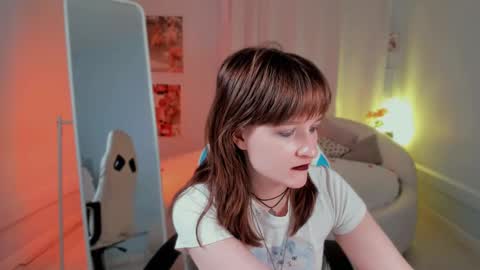 Snapshot of clover_red chatting on 02/18/25, 05:21 Clover follow me online show from 02/18/25, 05:21