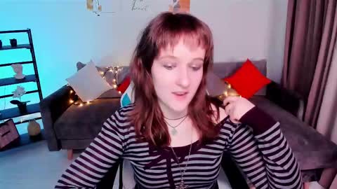 Snapshot of clover_red chatting on 03/09/25, 05:39 Clover follow me online show from 03/09/25, 05:39