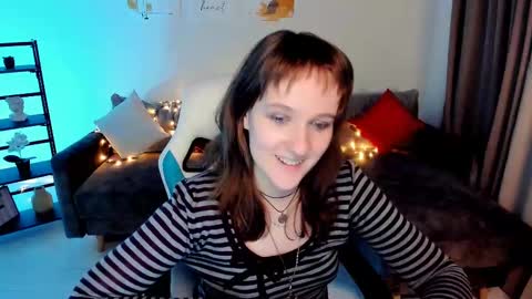 Snapshot of clover_red chatting on 03/09/25, 08:52 Clover follow me online show from 03/09/25, 08:52