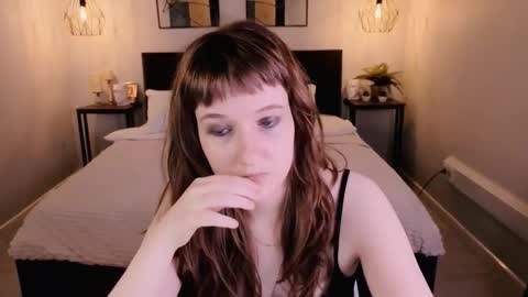 Snapshot of clover_red chatting on 09/10/25, 02:17 Clover follow me online show from 09/10/25, 02:17