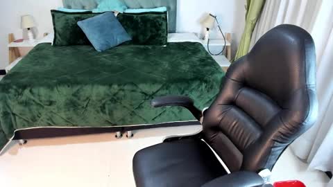 Snapshot of clown_face chatting on 02/18/25, 09:54 emely dolce online show from 02/18/25, 09:54