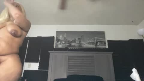 Snapshot of cocanutt_ chatting on 12/21/25, 02:02 CocaNutt online show from 12/21/25, 02:02