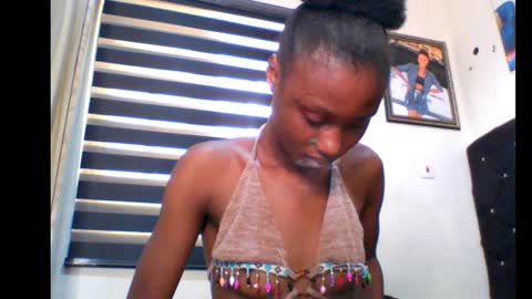 coco_petitqueen online show from 01/29/25, 09:44