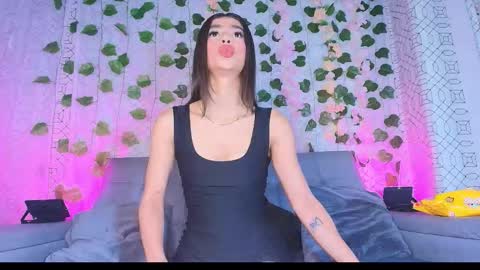 Snapshot of colett_hall chatting on 10/25/25, 12:02 colett online show from 10/25/25, 12:02
