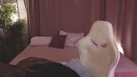 Collen Mon Tue Wed Thu Fri GMT 3 0300am - 0900am  online show from 03/29/26, 04:51