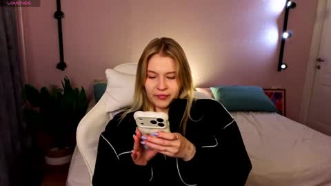 Collen Mon Tue Wed Thu Fri GMT 3 0300am - 0900am  online show from 04/12/26, 04:45