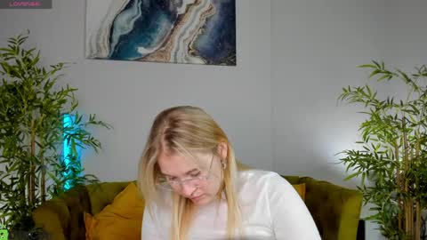 Snapshot of colleen_blake chatting on 05/26/26, 05:42 Collen Mon Tue Wed Thu Fri GMT 3 0300am - 0900am online show from 05/26/26, 05:42