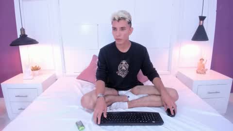 Snapshot of colleman_horny chatting on 01/24/25, 11:37 COLLEMAN online show from 01/24/25, 11:37