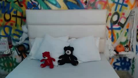 Snapshot of collins_aria chatting on 10/17/25, 12:19 valentina online show from 10/17/25, 12:19