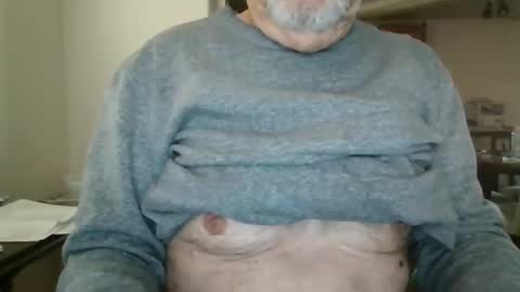 Snapshot of comeonmymouth chatting on 04/19/26, 01:43 comeonmymouth online show from 04/19/26, 01:43