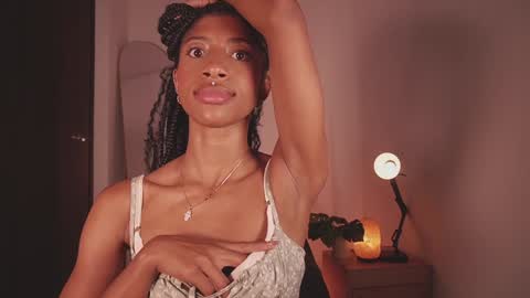 Snapshot of connie_west0 chatting on 12/18/24, 01:37 independent model online show from 12/18/24, 01:37