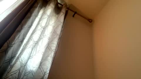 Snapshot of coolvibes69 chatting on 10/25/25, 04:24 coolvibes69 online show from 10/25/25, 04:24