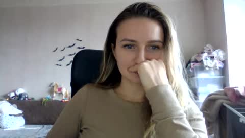 cora_fora online show from 11/19/25, 11:10