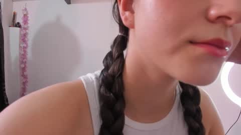 Snapshot of coralinexxx07 chatting on 11/26/25, 09:05 Coraline uwu Bienvenidos al dulce mundo de Coraline Hola amores soy Coraline Una chica tierna juguetona online show from 11/26/25, 09:05