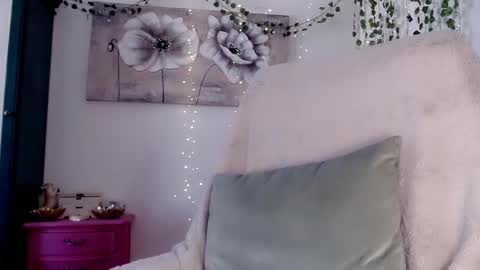 Snapshot of cosmicfairy chatting on 02/10/25, 12:08 Lydia online show from 02/10/25, 12:08