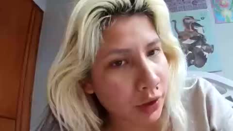 Snapshot of cosmowanda27 chatting on 10/16/25, 08:10 cosmowanda27 online show from 10/16/25, 08:10