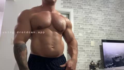 Snapshot of couplemuscle40 chatting on 05/18/26, 07:09 couplemuscle40 online show from 05/18/26, 07:09