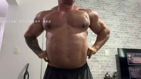 Snapshot of couplemuscle40 chatting on 05/19/26, 04:57 couplemuscle40 online show from 05/19/26, 04:57