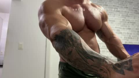 Snapshot of couplemuscle40 chatting on 07/21/26, 02:25 couplemuscle40 online show from 07/21/26, 02:25