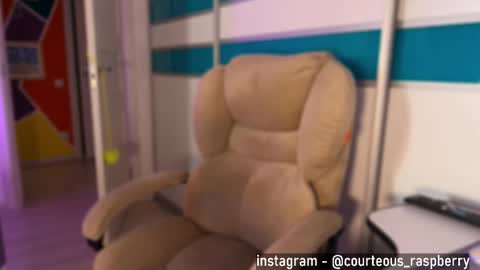 Snapshot of courteous_raspberrrry chatting on 09/12/25, 10:48 Rose Roys my online show from 09/12/25, 10:48