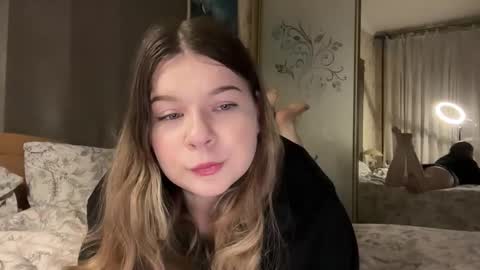 Snapshot of crave_elise chatting on 12/21/25, 02:30 Elise online show from 12/21/25, 02:30