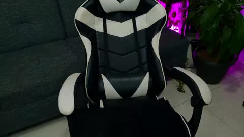 Laura  online show from 04/11/26, 04:28