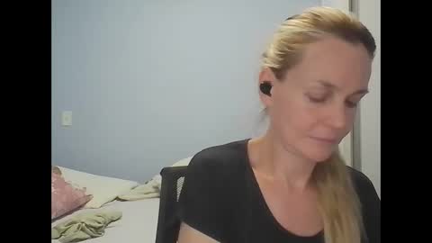 Snapshot of crazyanny chatting on 04/17/26, 12:13 Anny online show from 04/17/26, 12:13