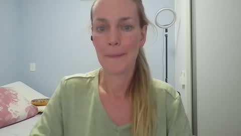 Snapshot of crazyanny chatting on 04/22/26, 12:24 Anny online show from 04/22/26, 12:24